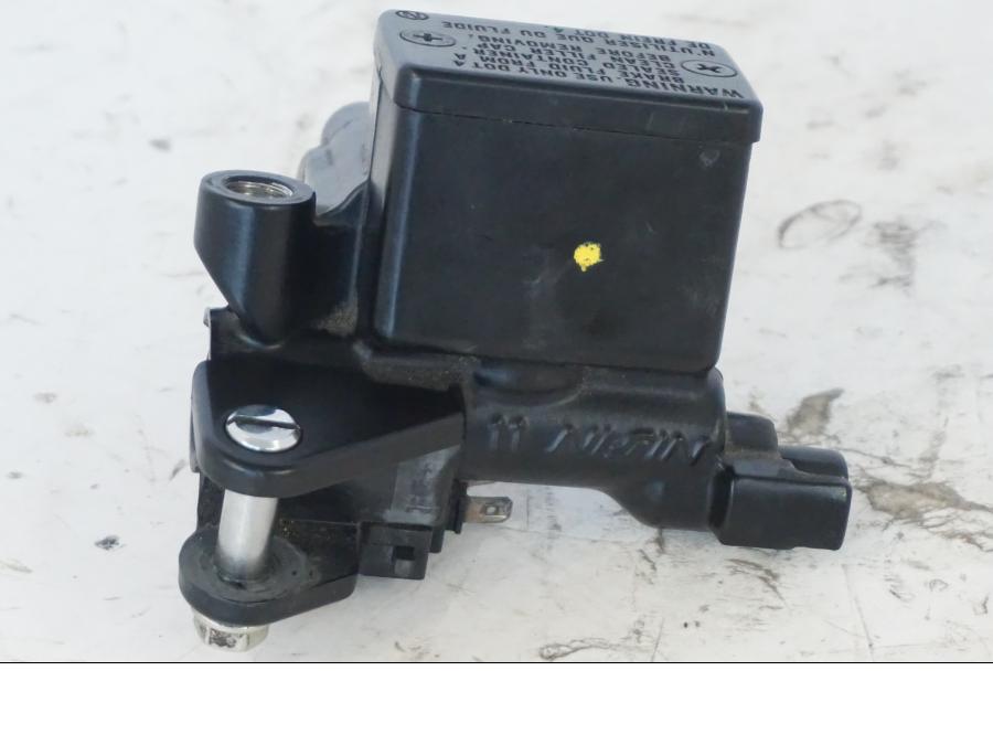 Framsidan på Bromshuvudcylinder från en Honda SH 300 A -2011 scooter.