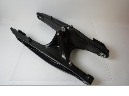 Baksidan på Sving från en KTM 790 Duke -2020 motorcykel.