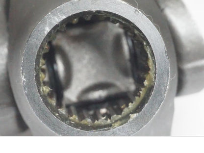 Snett nerifrån på <p>Kardanaxel från Triumph Tiger Explorer 2010.</p>

<p>Med låsring.</p> motorcykel.