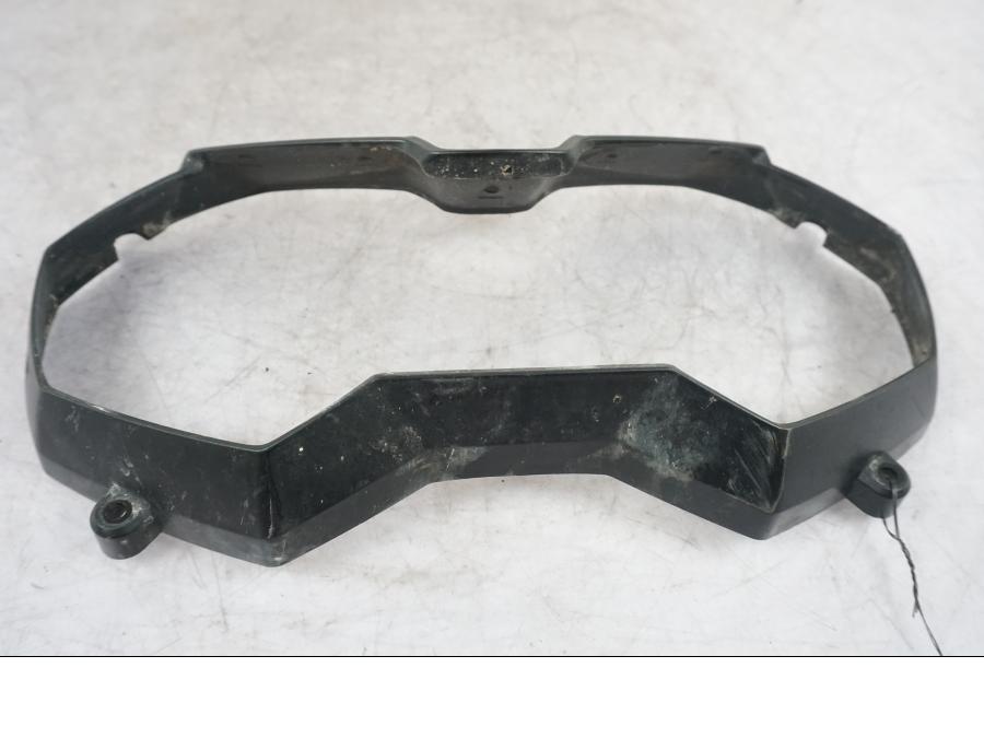 Baksidan på Strålkastarsarg från en Triumph Tiger Explorer -2016 motorcykel.