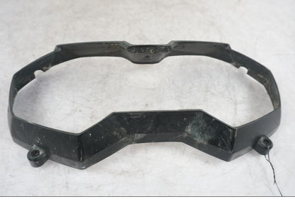 Baksidan på Strålkastarsarg från en Triumph Tiger Explorer -2016 motorcykel.