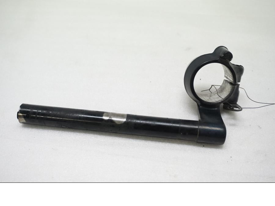 Framsidan på Styre från en Honda CBR 900 RR -1998 motorcykel.