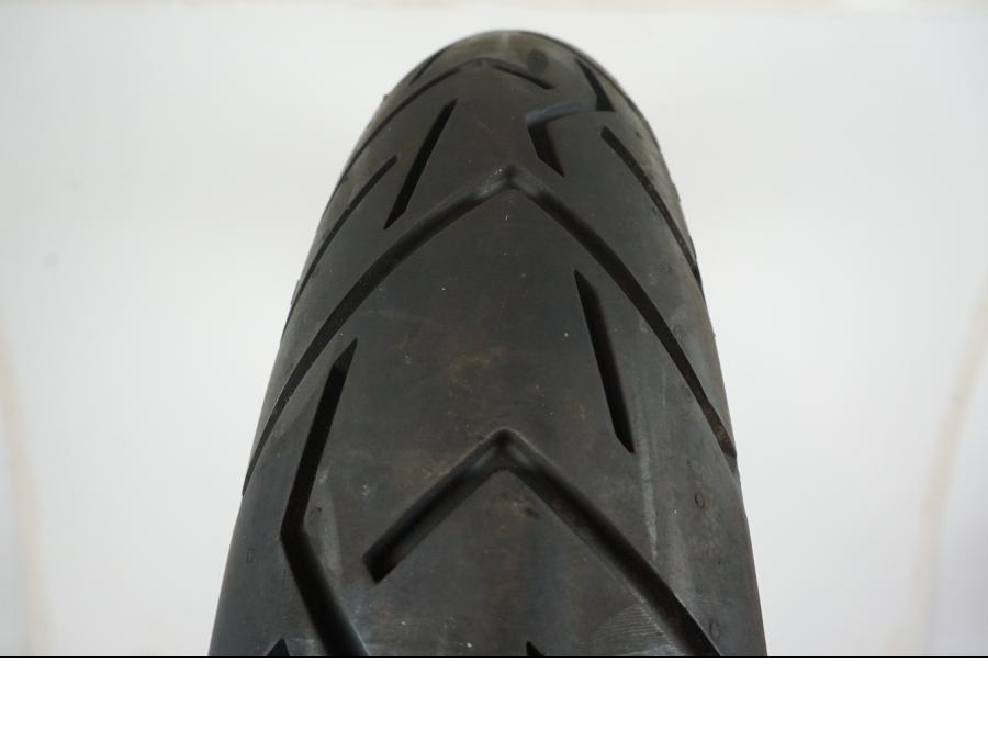 Baksidan på <p>Däck: Pirelli Scorpion Trail II.</p>

<p>Dimension: 110/80-R19 M/C 59W.</p>

<p>Tillv. 1022.</p>

<p>Mönsterdjup: ca. 80 %.</p> motorcykel.
