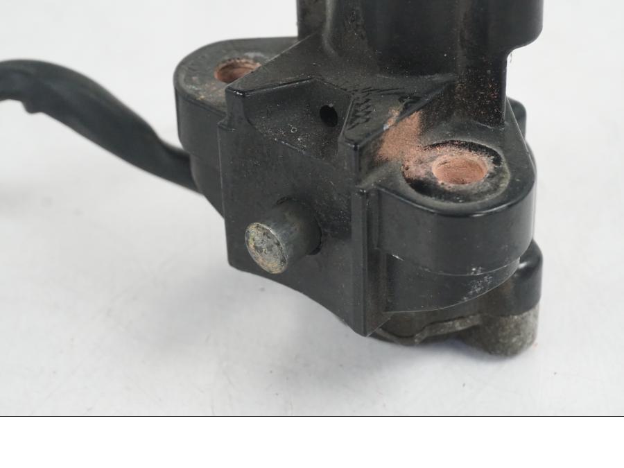 Extrabild3 på <p>Låssats från Suzuki TL 1000 S 1997.</p>

<p>Tändningslås, tanklock, sadellås och 1st nyckel.</p>

<p>Repor finns på tanklocket, slitage av lack på tändningslåset även att gummi skyddet för kabel har ett hål se bild.</p> motorcykel.