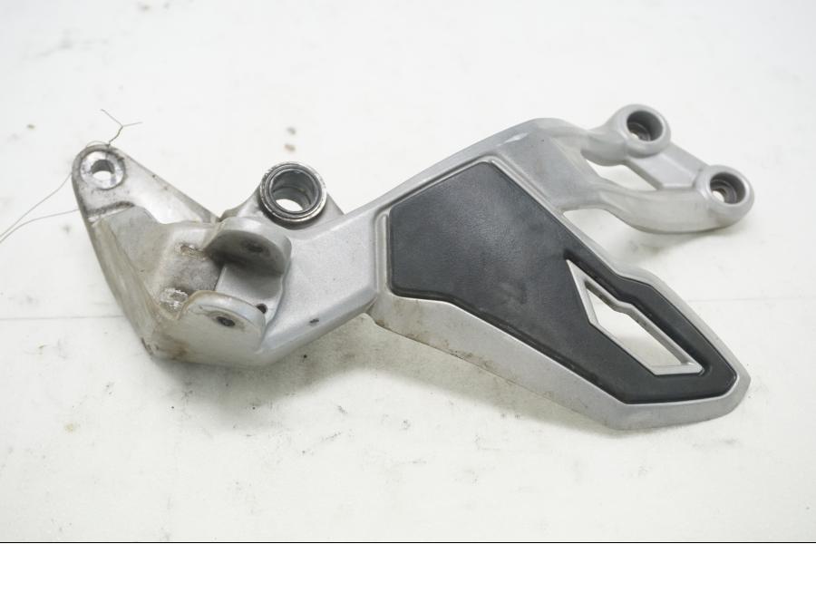 Framsidan på Fotpinnefäste från en Triumph Tiger Explorer -2012 motorcykel.