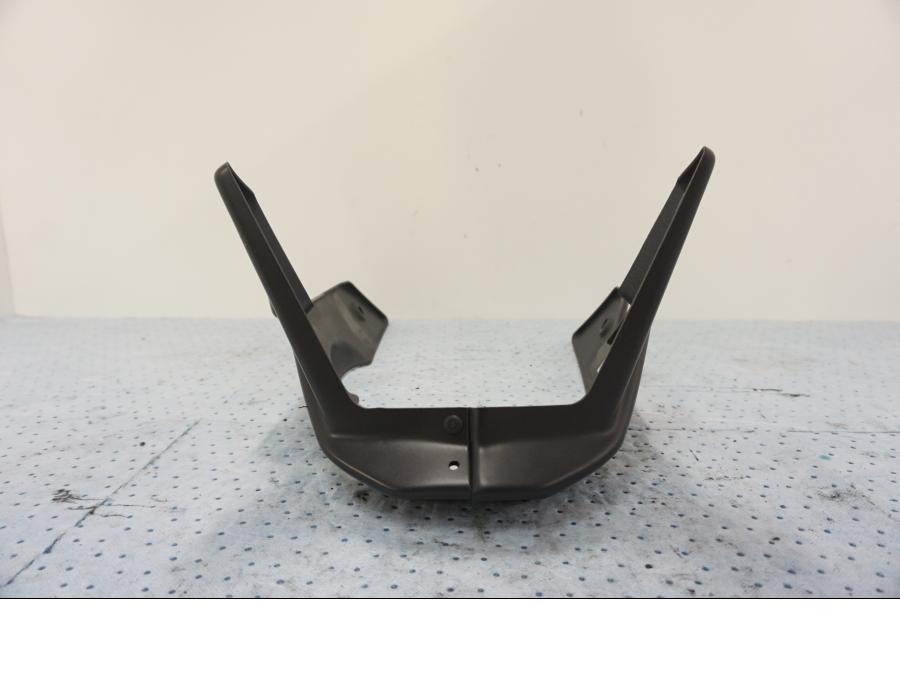 Baksidan på Magkåpa från en Suzuki GSR 600 -2008 motorcykel.