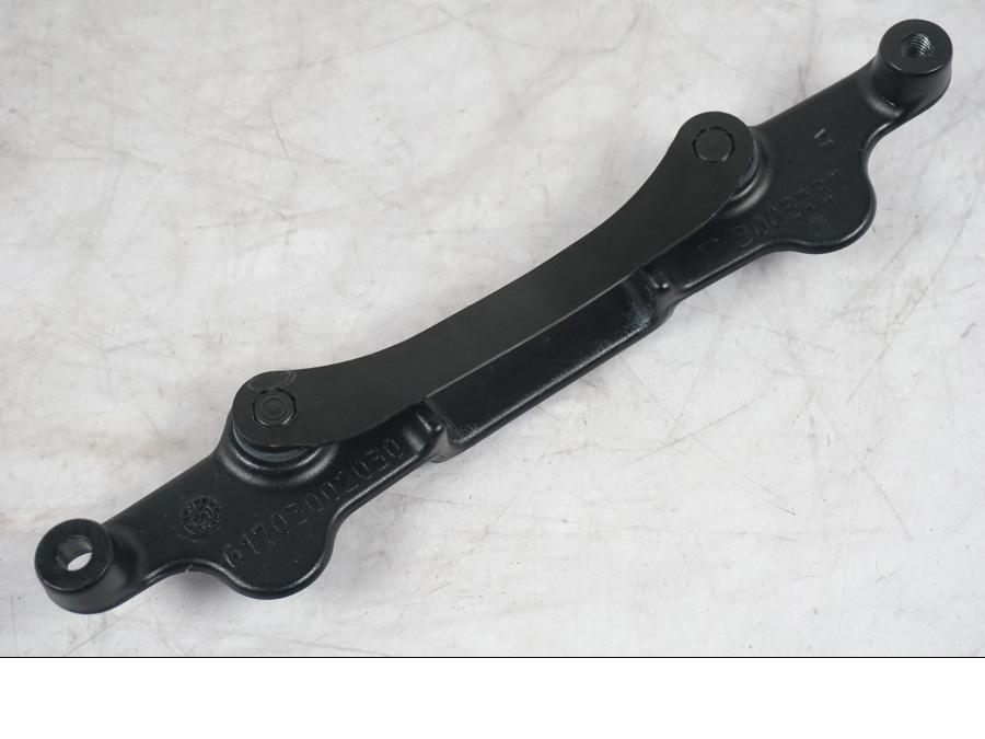 Vänster sida på Bensintankfäste från en KTM 1290 Super Duke R -2022 motorcykel.