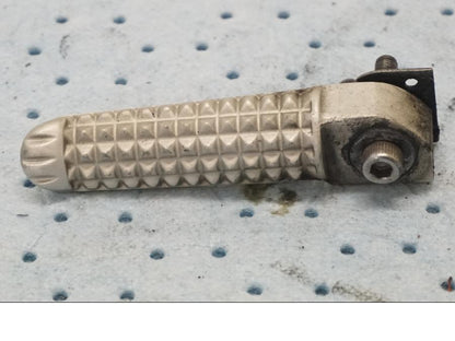 Framsidan på Fotpinne från en Yamaha YZF 1000 R1 -2003 motorcykel.