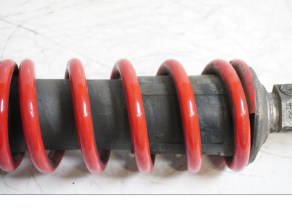 Snett nerifrån på Stötdämpare från en Suzuki GSX-R 1000 -2001 motorcykel.