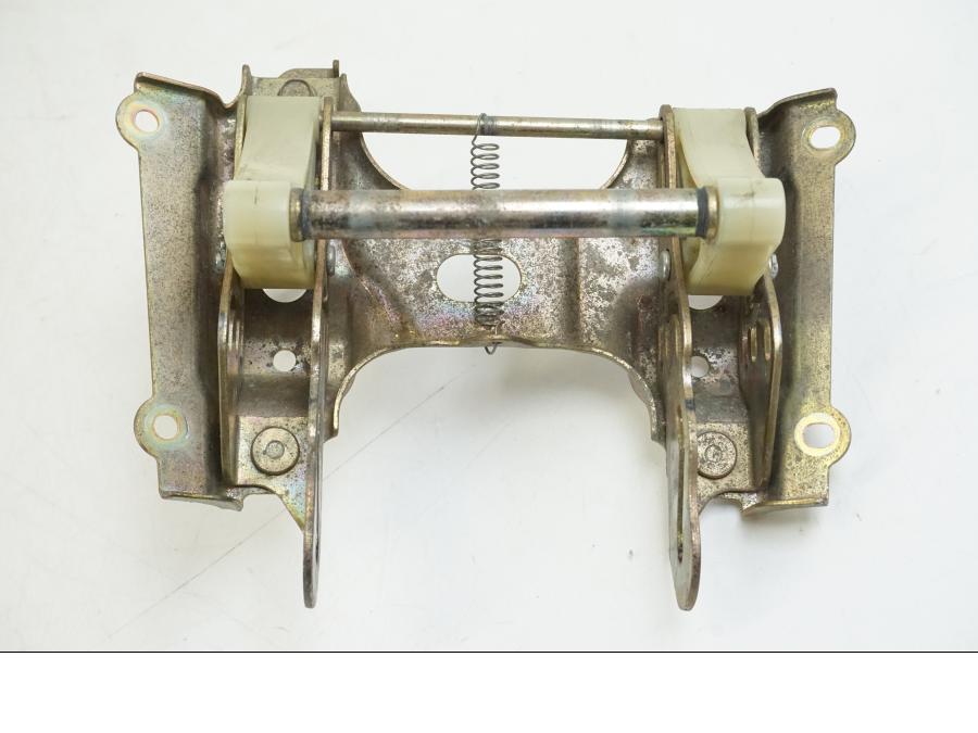 Framsidan på Sadelfäste från en Honda ST 1300 -2002 motorcykel.