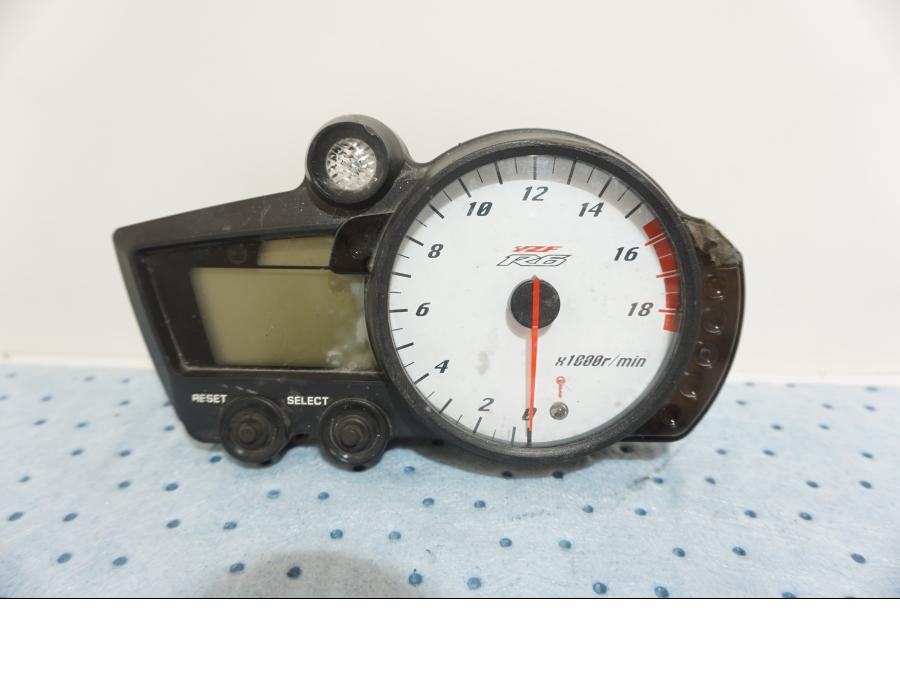 Framsidan på Instrumentpanel från en Yamaha YZF R6 -2003 motorcykel.