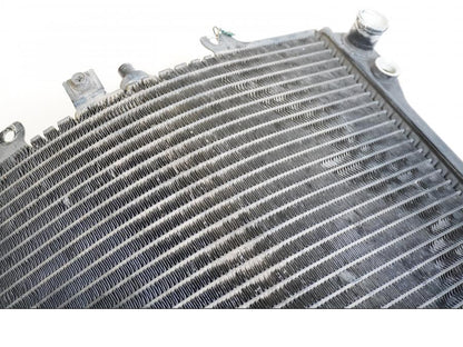 Snett nerifrån på Vattenkyl från en Kawasaki ZZR 1100 -1991 motorcykel.