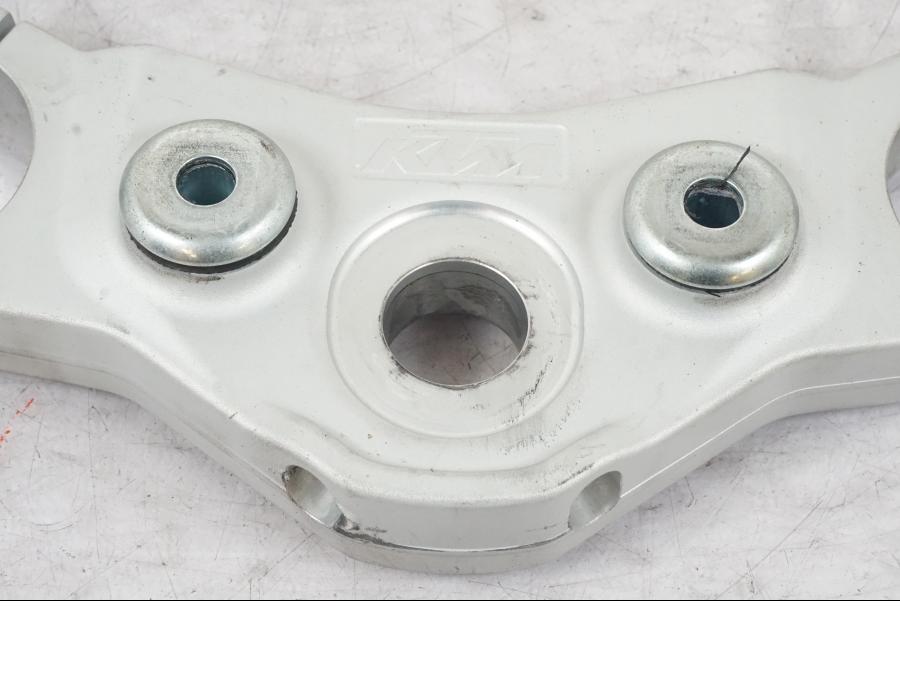 Baksidan på Gaffelkrona från en KTM 690 Duke -2015 motorcykel.