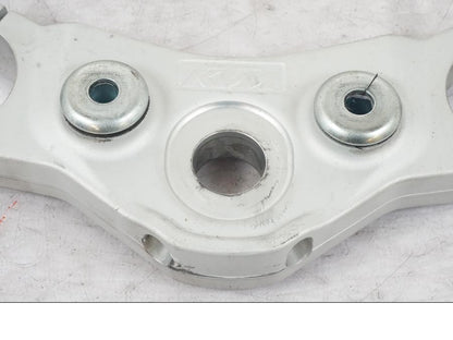 Baksidan på Gaffelkrona från en KTM 690 Duke -2015 motorcykel.