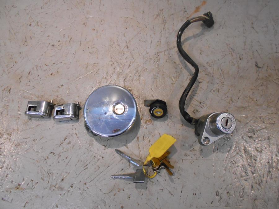 Framsidan på Låssats från en Kawasaki VN 1500 -1996 motorcykel.