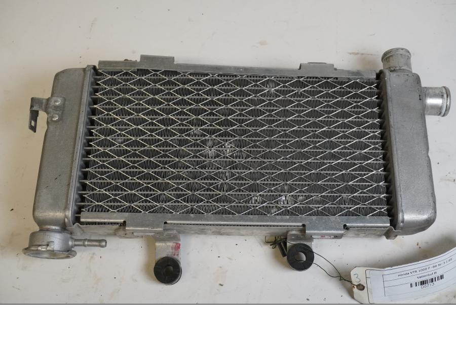 Framsidan på Vattenkyl från en Honda VTR 1000 F -1998 motorcykel.