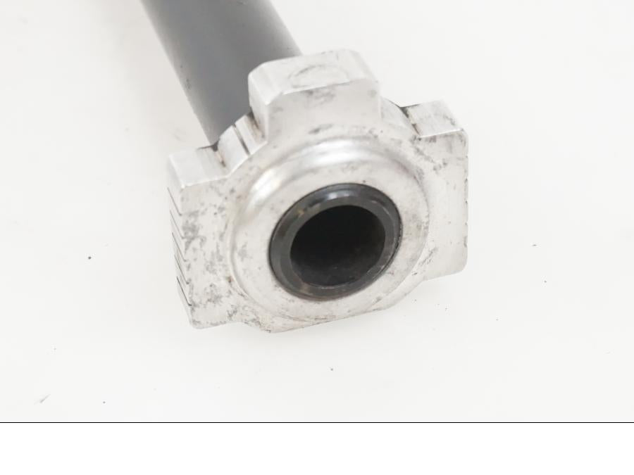 Snett uppifrån på Hjulaxel från en KTM 790 Duke -2019 motorcykel.