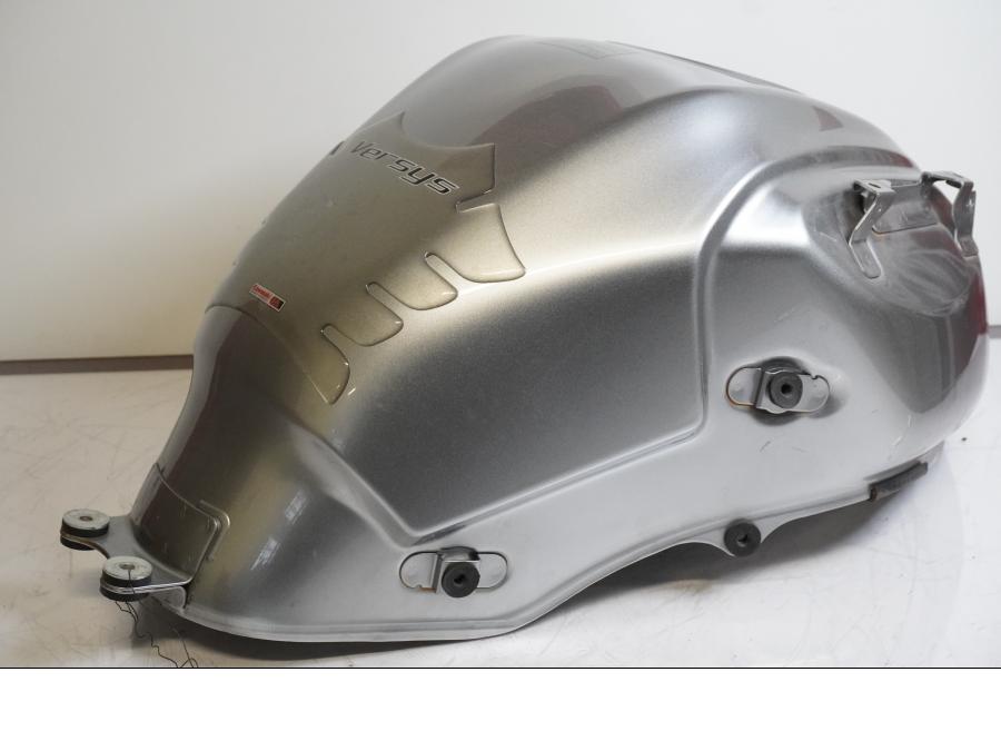 Vänster sida på Bensintank från en Kawasaki Versys 650 -2007 motorcykel.