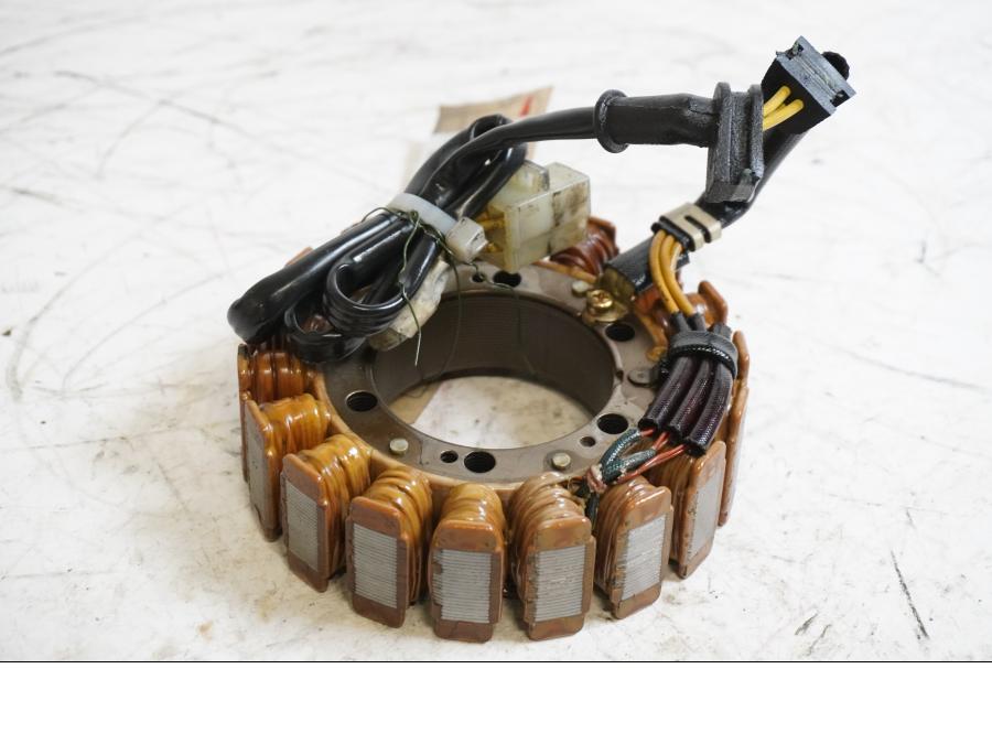 Framsidan på Generator från en Honda XRV 750 -1998 motorcykel.