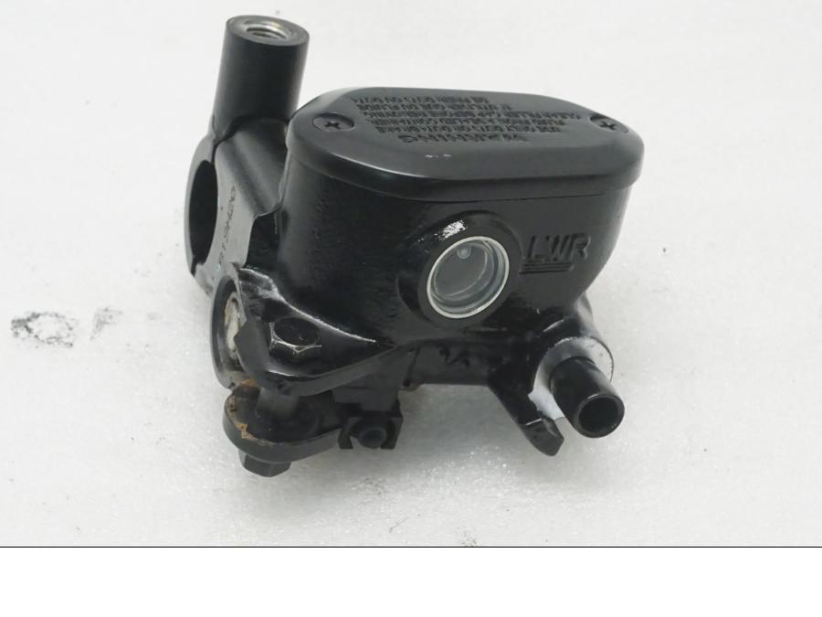 Framsidan på Bromshuvudcylinder från en Kawasaki Z 400 -2020 motorcykel.