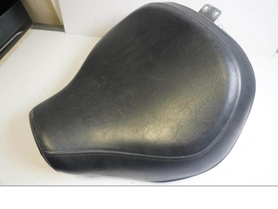 Baksidan på Sadel från en Suzuki VL 800 -2003 motorcykel.