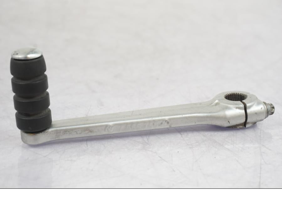 Snett nerifrån på Växelpedal från en BMW R 1200 GS -2005 motorcykel.