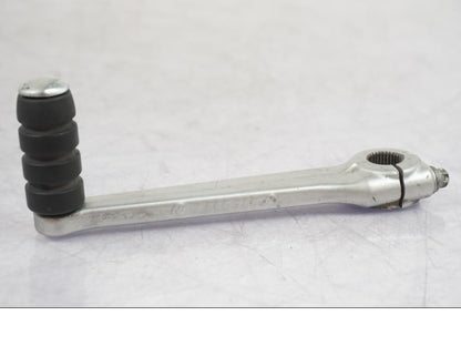 Snett nerifrån på Växelpedal från en BMW R 1200 GS -2005 motorcykel.