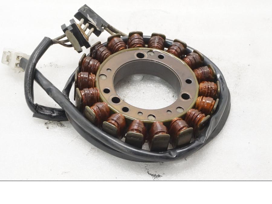 Framsidan på Generator från en Yamaha XVS 650 -1999 motorcykel.