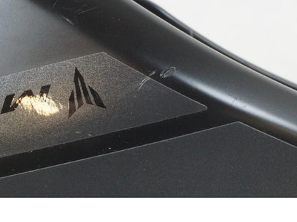 Snett nerifrån på Bensintankskåpa från en Yamaha MT-07 -2019 motorcykel.