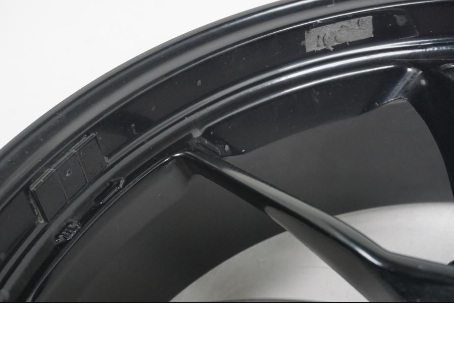 Snett nerifrån på Fälg från en Ducati Hyperstrada -2013 motorcykel.