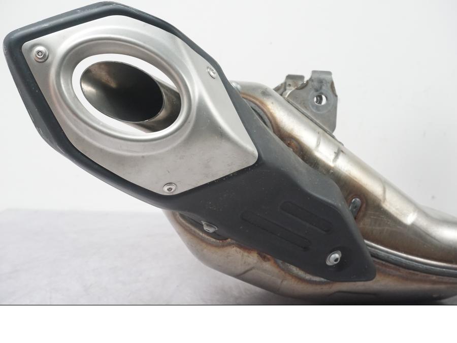 Baksidan på Avgassystem från en Yamaha MT-09 -2019 motorcykel.