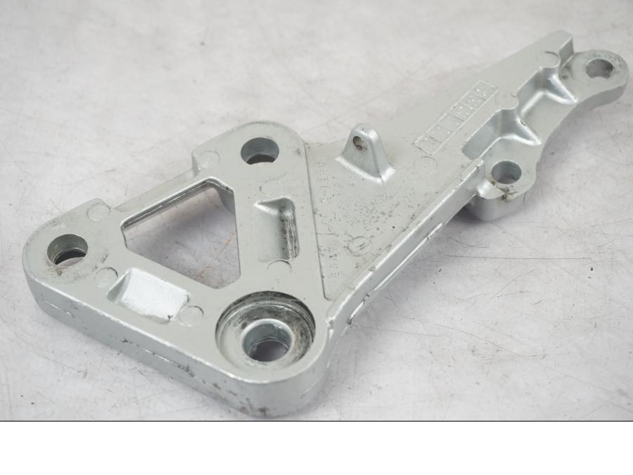 Snett nerifrån på Fotpinnefäste inre från en Suzuki SV 650 -1999 motorcykel.