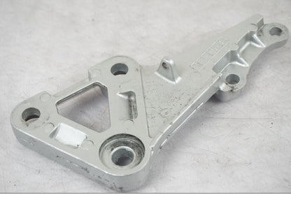 Snett nerifrån på Fotpinnefäste inre från en Suzuki SV 650 -1999 motorcykel.