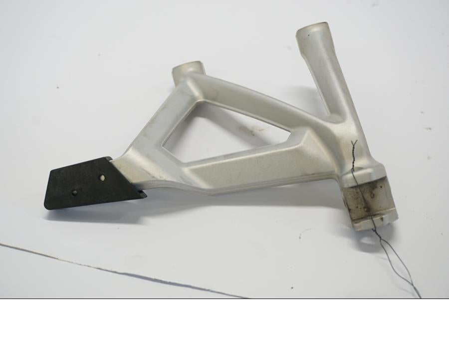 Framsidan på Fotpinnefäste från en BMW R 1250 GS -2019 motorcykel.