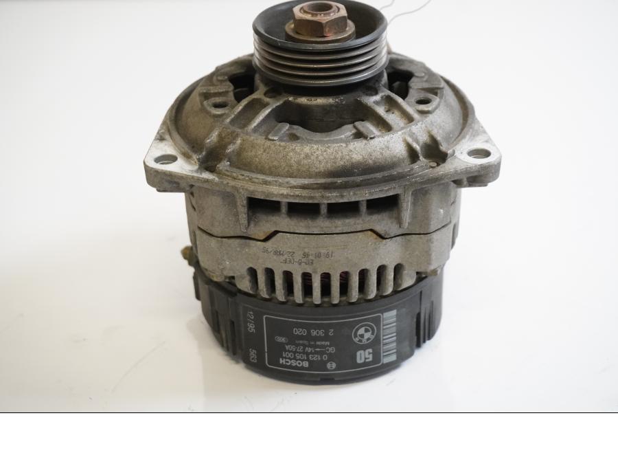 Framsidan på Generator från en BMW R 1100 R -1995 motorcykel.