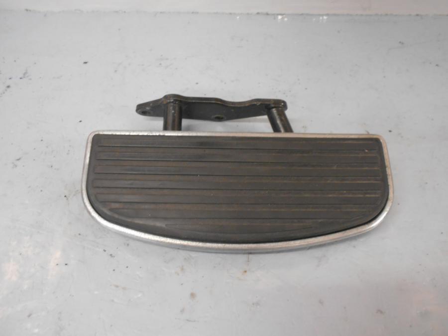 Framsidan på Fotplatta från en Kawasaki VN 1500 Classic Tourer -2002 motorcykel.