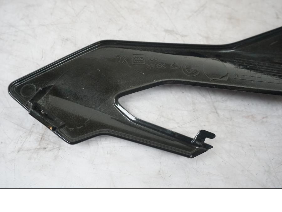 Vänster sida på Toppkåpa från en BMW F 800 R -2018 motorcykel.