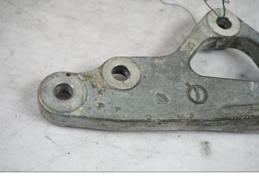 Snett nerifrån på Bromsoksfäste från en Kawasaki ZZR 600 -1991 motorcykel.