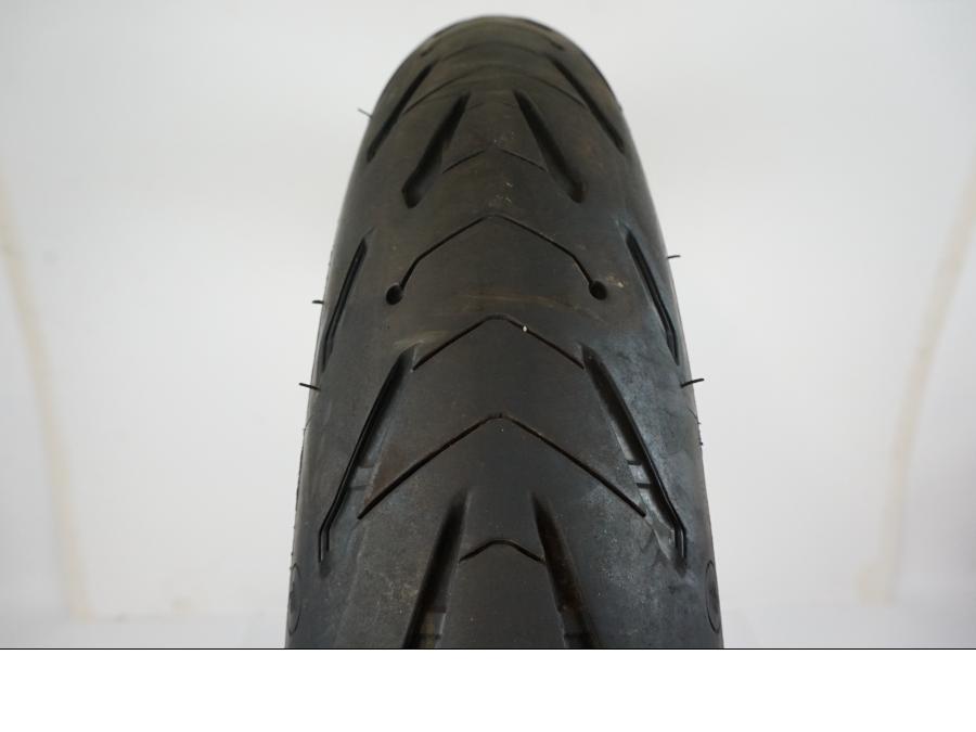 Baksidan på <p>Däck: Michelin Road 5 Trail.</p>

<p>Dimension: 110/80R19 M/C 59V.</p>

<p>Tillv. 4119.</p>

<p>Mönsterdjup: ca. 80 %.</p> motorcykel.