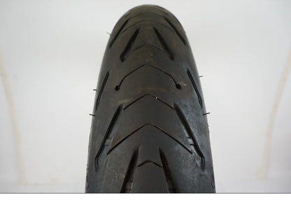 Baksidan på <p>Däck: Michelin Road 5 Trail.</p>

<p>Dimension: 110/80R19 M/C 59V.</p>

<p>Tillv. 4119.</p>

<p>Mönsterdjup: ca. 80 %.</p> motorcykel.