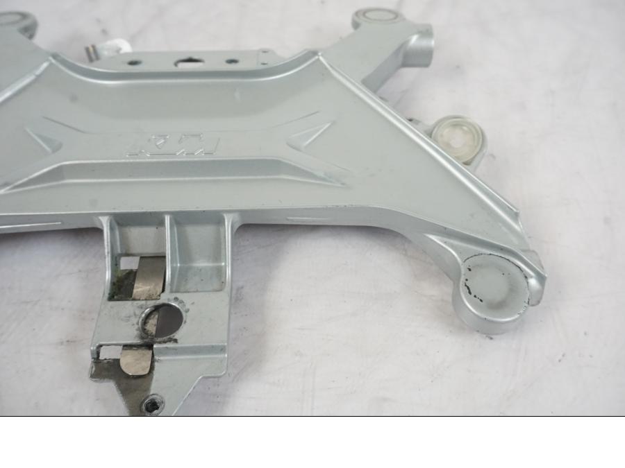 Höger sida på Sadelfäste från en KTM 1290 Super Duke -2019 motorcykel.