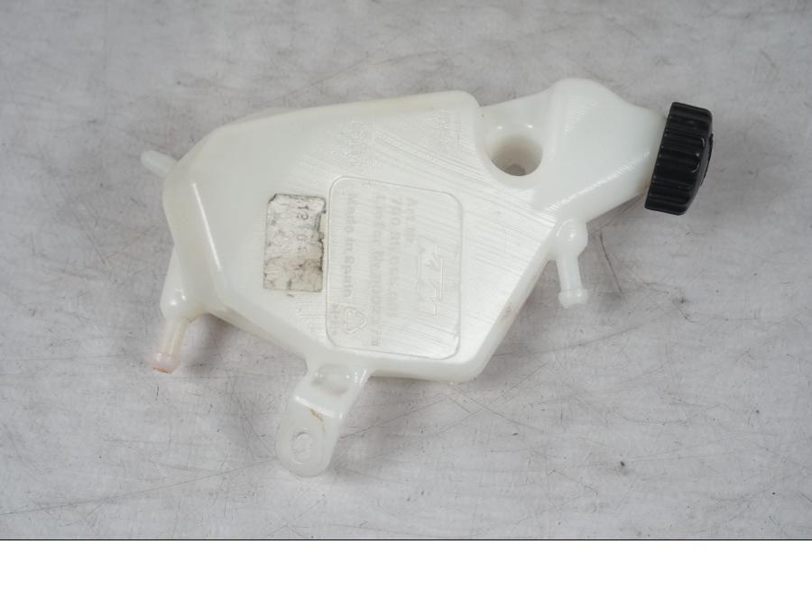 Vänster sida på Vattenexpansionskärl från en KTM 690 Duke -2015 motorcykel.