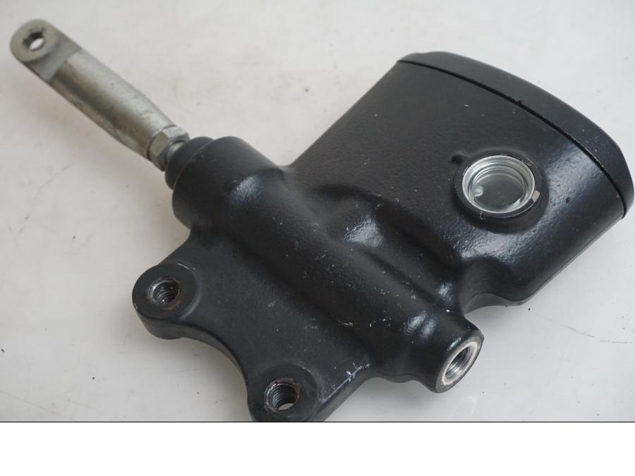 Vänster sida på Bromshuvudcylinder från en Indian Chieftain Dark Horse -2019 motorcykel.