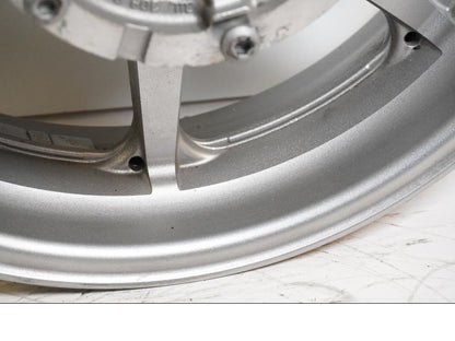 Höger sida på Fälg från en Yamaha XVS 1300 -2008 motorcykel.