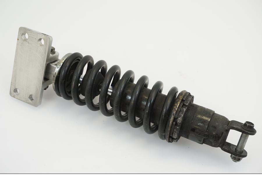 Snett nerifrån på Stötdämpare från en Suzuki GSX-R 750 -1988 motorcykel.