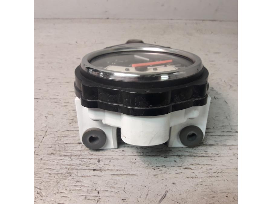 Baksidan på Instrumentpanel från en Kawasaki VN 900 -2007 motorcykel.