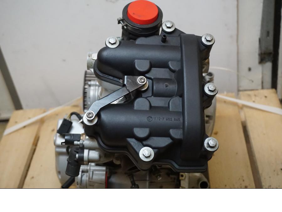 Snett nerifrån på Motor från en BMW F 650 CS -2002 motorcykel.