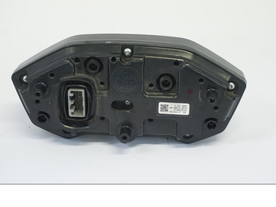 Snett nerifrån på Instrumentpanel från en Honda CB 500 X -2015 motorcykel.