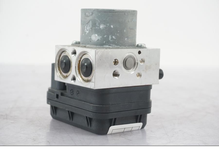 Snett uppifrån på ABS Modulator från en Yamaha MT-09 -2016 motorcykel.