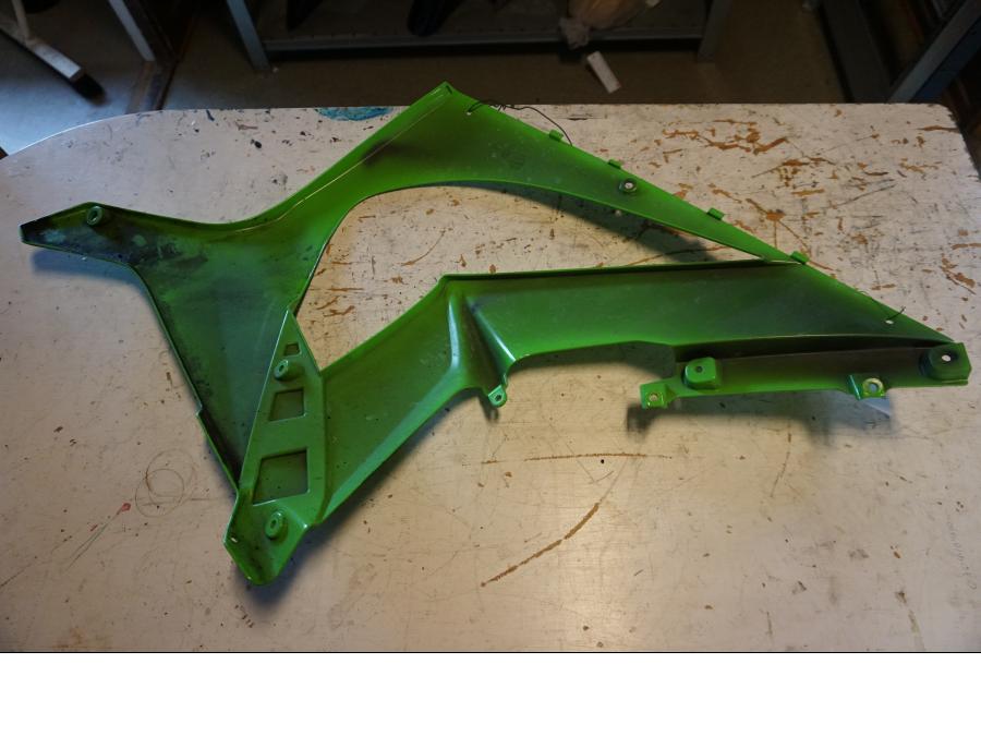 Höger sida på Sidkåpa från en Kawasaki ZX-10R -2011 motorcykel.